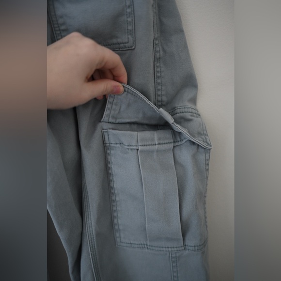 Hollister Women’s Light Gray Low-Rise Baggy Cargo Pants Sz 4R - Picture 10 of 16